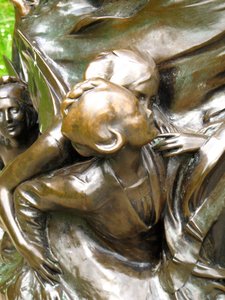 Tündérek, részlet a Pán Péter szoborból, 1912 (bronz)